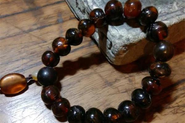 琥珀手串怎么盘玩和保养 琥珀手串盘玩粘手怎么回事 琥珀手串怎么盘玩和保养 琥珀手串盘玩粘手怎么回事