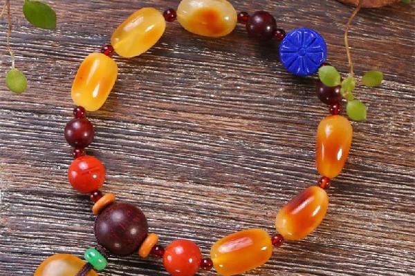 琥珀手串怎么盘玩和保养 琥珀手串盘玩粘手怎么回事 琥珀手串怎么盘玩和保养 琥珀手串盘玩粘手怎么回事