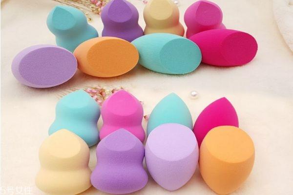 第一次气垫粉扑沾水吗 气垫粉扑用前要弄湿吗 第一次气垫粉扑沾水吗 气垫粉扑用前要弄湿吗