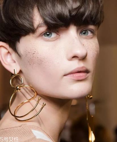 耳环取不下来怎么办？耳环取不下来解决方法