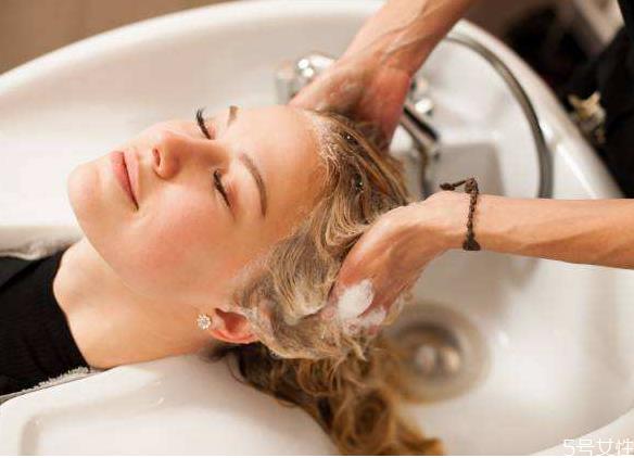 接发胶水怎么去掉 接发的胶用什么能洗掉