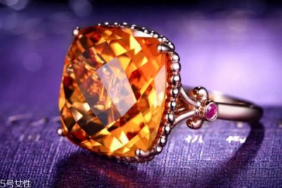 ​黄水晶可以戴右手吗 对功效有影响