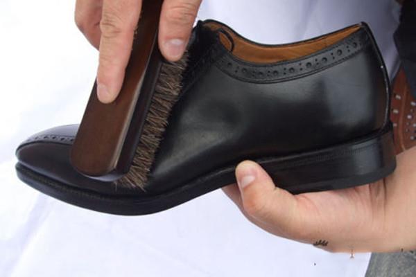 油皮皮鞋怎么保养 油皮皮鞋的保养方法 油皮皮鞋怎么保养 油皮皮鞋的保养方法