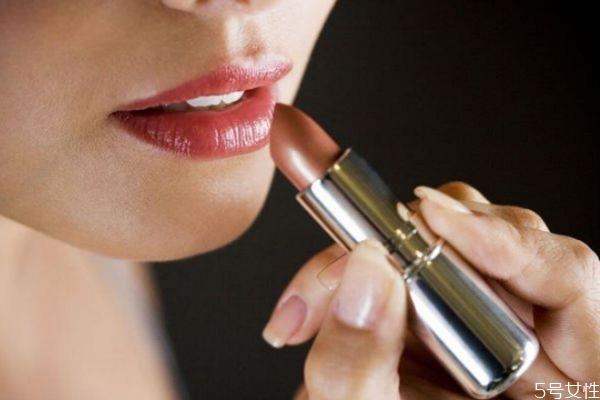 口红太油怎么处理 为什么涂了口红嘴巴看起来小了