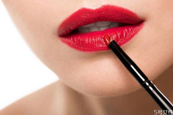 口红太油怎么处理 为什么涂了口红嘴巴看起来小了