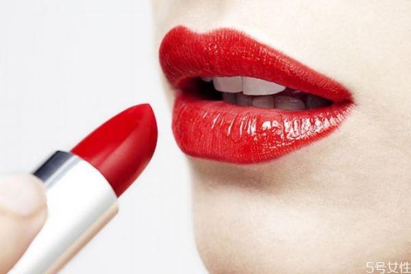 口红太油怎么处理 为什么涂了口红嘴巴看起来小了