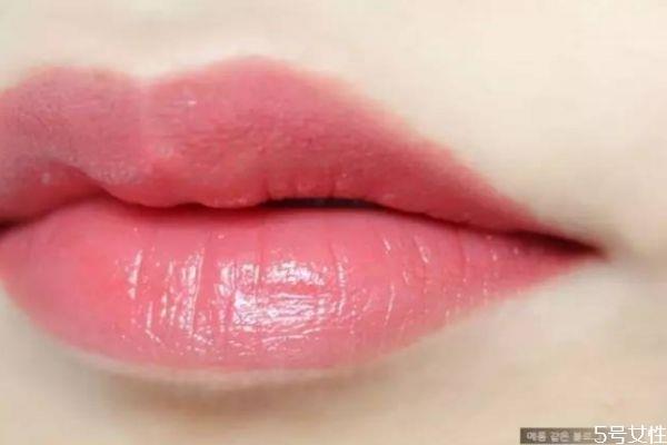 夏天适合涂什么颜色口红 夏天口红颜色推荐 夏天适合涂什么颜色口红 夏天口红颜色推荐