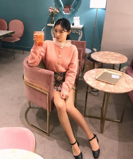 粉色针织衫怎么搭配?文艺又少女的穿搭经典 粉色针织衫怎么搭配?文艺又少女的穿搭经典