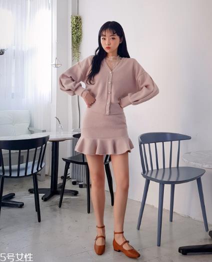 粉色针织衫怎么搭配?文艺又少女的穿搭经典 粉色针织衫怎么搭配?文艺又少女的穿搭经典