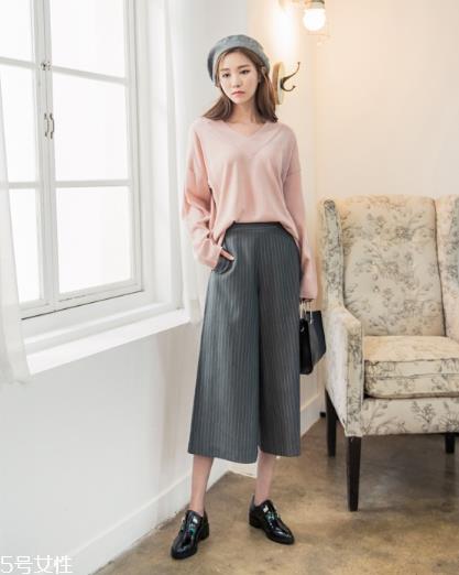 粉色针织衫怎么搭配?文艺又少女的穿搭经典 粉色针织衫怎么搭配?文艺又少女的穿搭经典