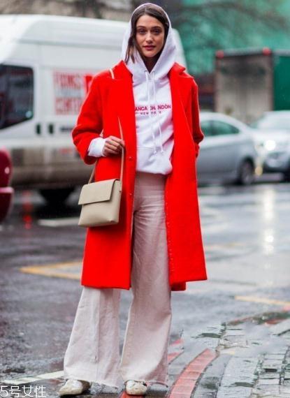 大红色大衣里面要配什么好看？不同内搭不同风格