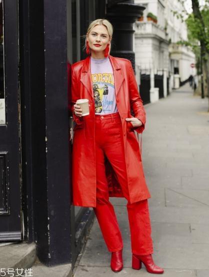 大红色大衣里面要配什么好看？不同内搭不同风格