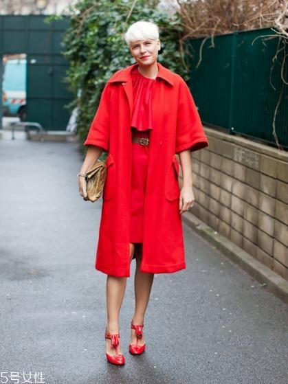 大红色大衣里面要配什么好看？不同内搭不同风格
