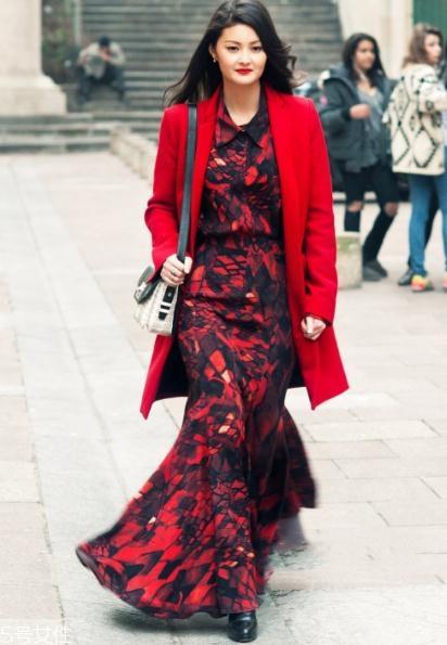 大红色大衣里面要配什么好看？不同内搭不同风格