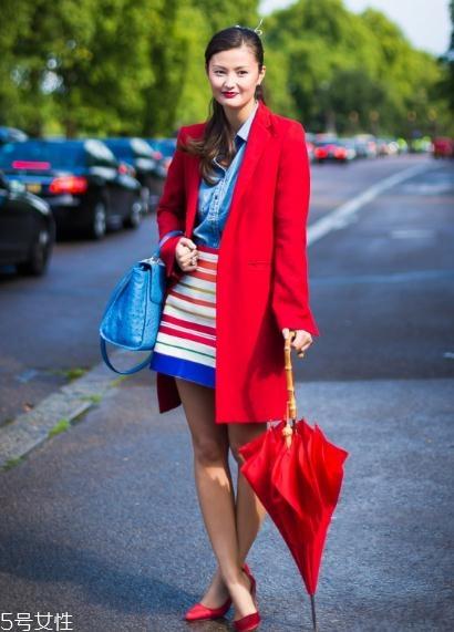 大红色大衣里面要配什么好看？不同内搭不同风格