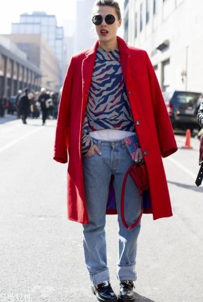 大红色大衣里面要配什么好看？不同内搭不同风格
