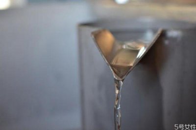 ​用纯露后还需要用保湿水吗 纯露可以代替保湿水吗