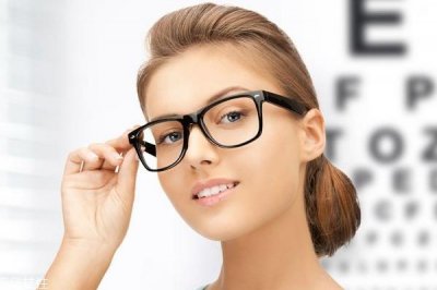 ​戴眼镜有必要打腮红吗 戴眼镜用什么颜色腮红