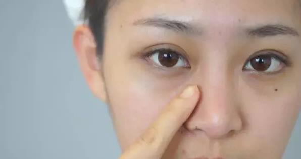 戴眼镜有必要打腮红吗 戴眼镜用什么颜色腮红 戴眼镜有必要打腮红吗 戴眼镜用什么颜色腮红