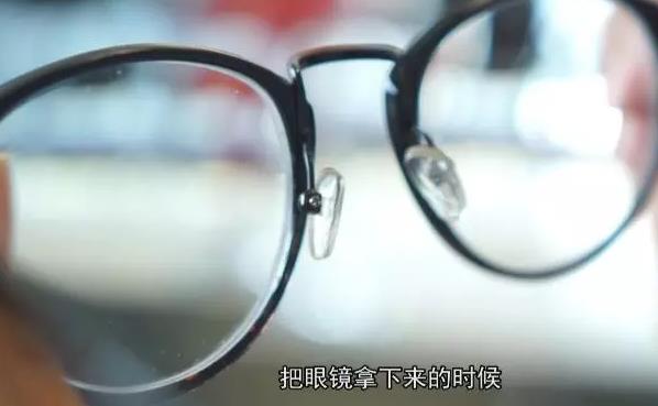 戴眼镜有必要打腮红吗 戴眼镜用什么颜色腮红 戴眼镜有必要打腮红吗 戴眼镜用什么颜色腮红