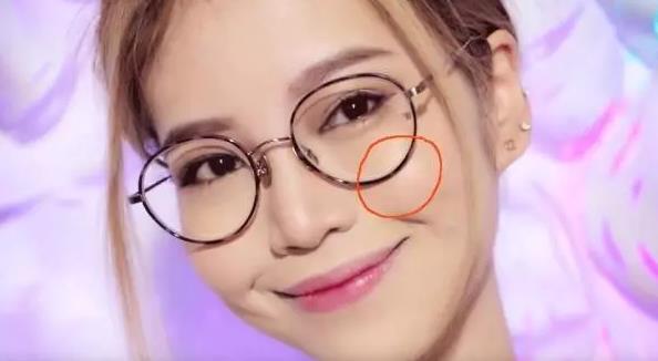 戴眼镜有必要打腮红吗 戴眼镜用什么颜色腮红 戴眼镜有必要打腮红吗 戴眼镜用什么颜色腮红