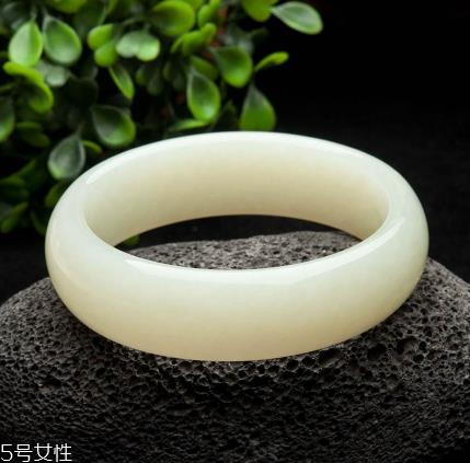 玉手镯可以戴着睡觉吗？玉手镯有助于睡眠