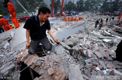 ​汶川地震的10个感人瞬间，母亲蹲在孩子遗体前一言不发