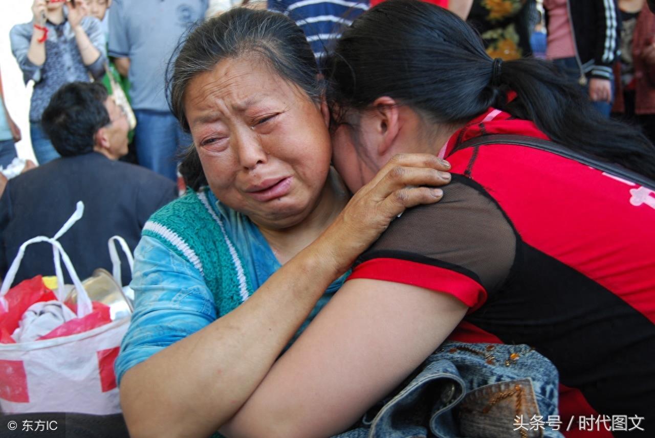 汶川地震的10个感人瞬间,母亲蹲在孩子遗体前一言不发