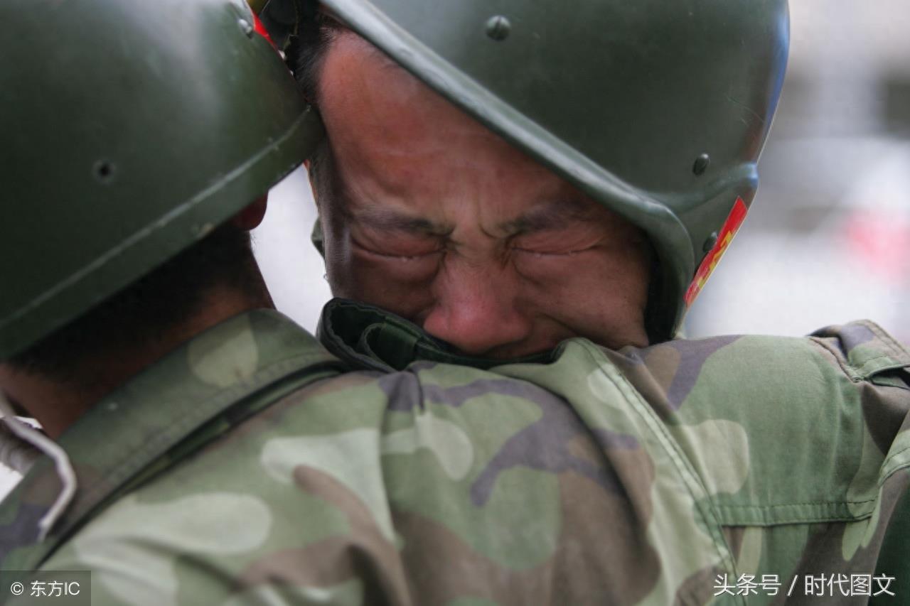 汶川地震的10个感人瞬间,母亲蹲在孩子遗体前一言不发