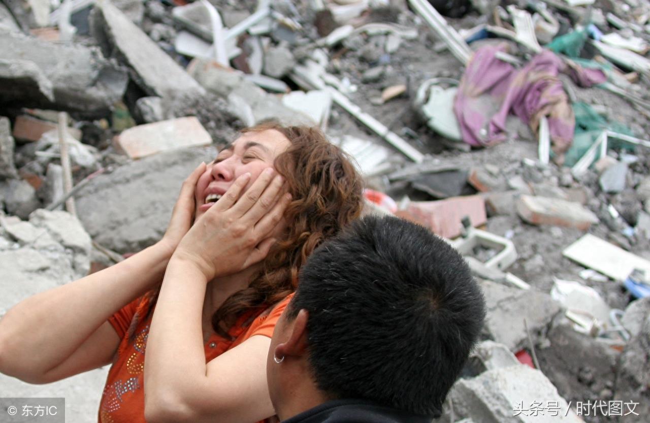 汶川地震的10个感人瞬间,母亲蹲在孩子遗体前一言不发