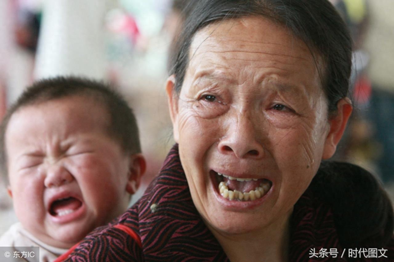 汶川地震的10个感人瞬间,母亲蹲在孩子遗体前一言不发