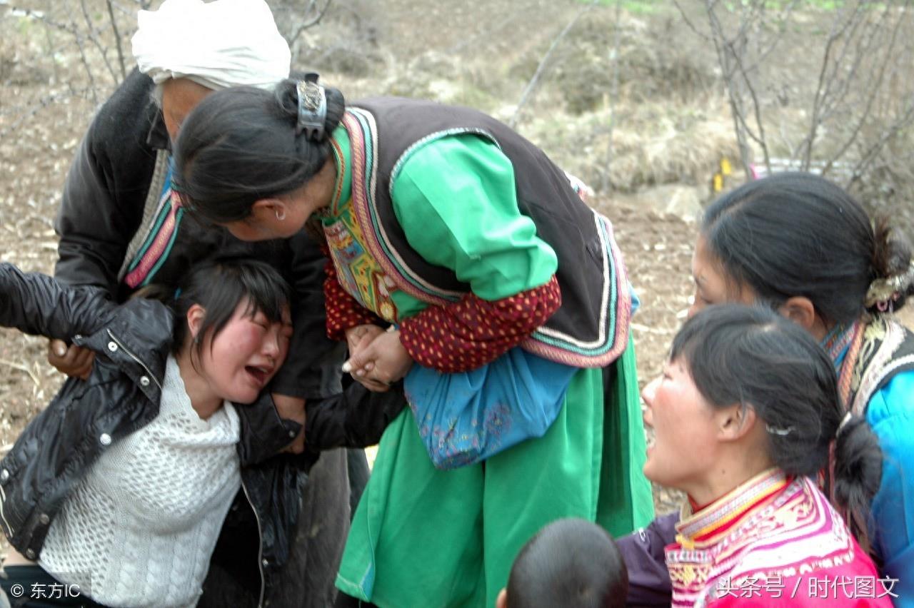 汶川地震的10个感人瞬间,母亲蹲在孩子遗体前一言不发