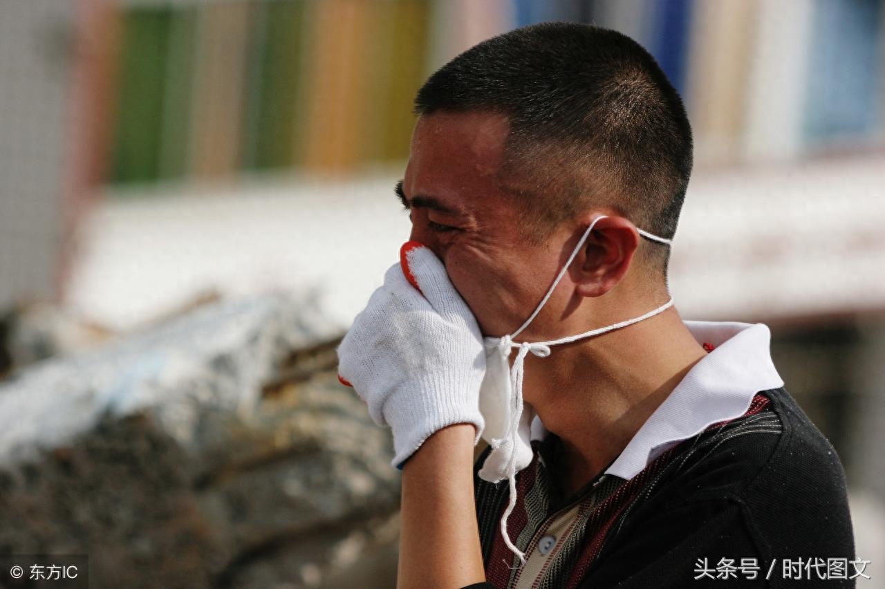 汶川地震的10个感人瞬间,母亲蹲在孩子遗体前一言不发