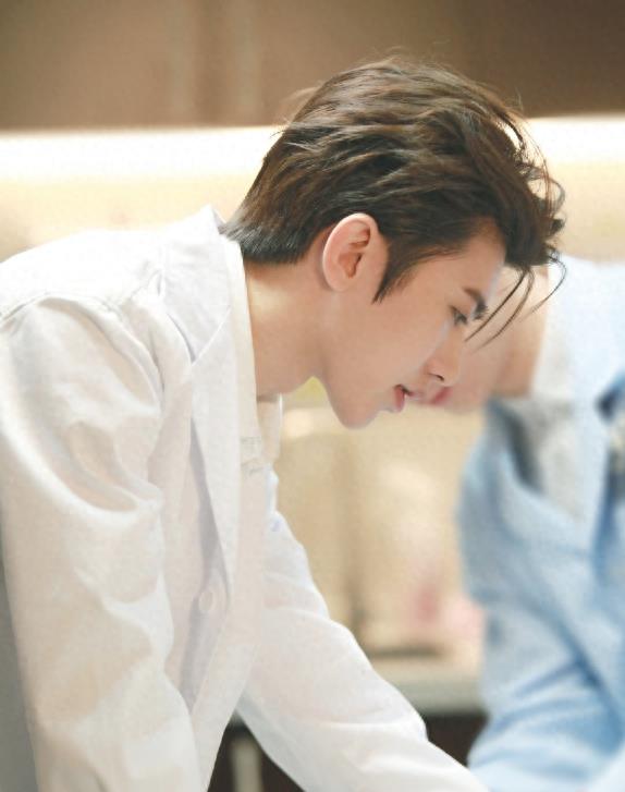 蔡徐坤最帅写真照,第一张温柔,第五张超酷 ,最后一张燃爆了