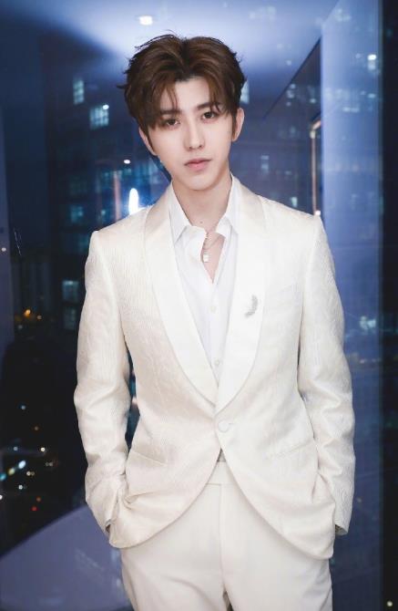 蔡徐坤最帅写真照,第一张温柔,第五张超酷 ,最后一张燃爆了