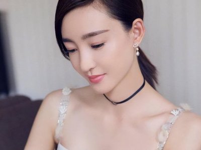 ​王丽坤整容？脸部僵硬，眼睛大小不一样像换了个人