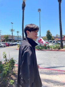 ​张智霖儿子近照曝光，侧脸像极了袁咏仪，网友：遗传了优秀的基因