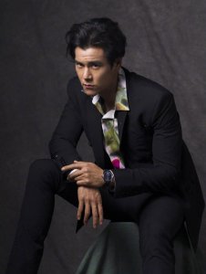 ​《仙剑奇侠传》中他是唐钰小宝，今穿花衬衫配黑西装，复古又帅气