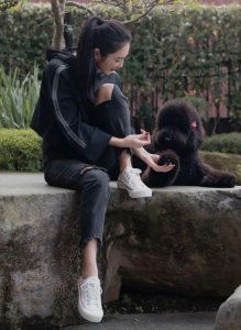 ​曹格妻子身材好丰满！抹胸裙搭恨天高比老公帅气，保安都看直了眼