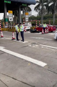 ​网红骑川崎H2上高速被拦，致40多万机车倒地受损，车主已报警