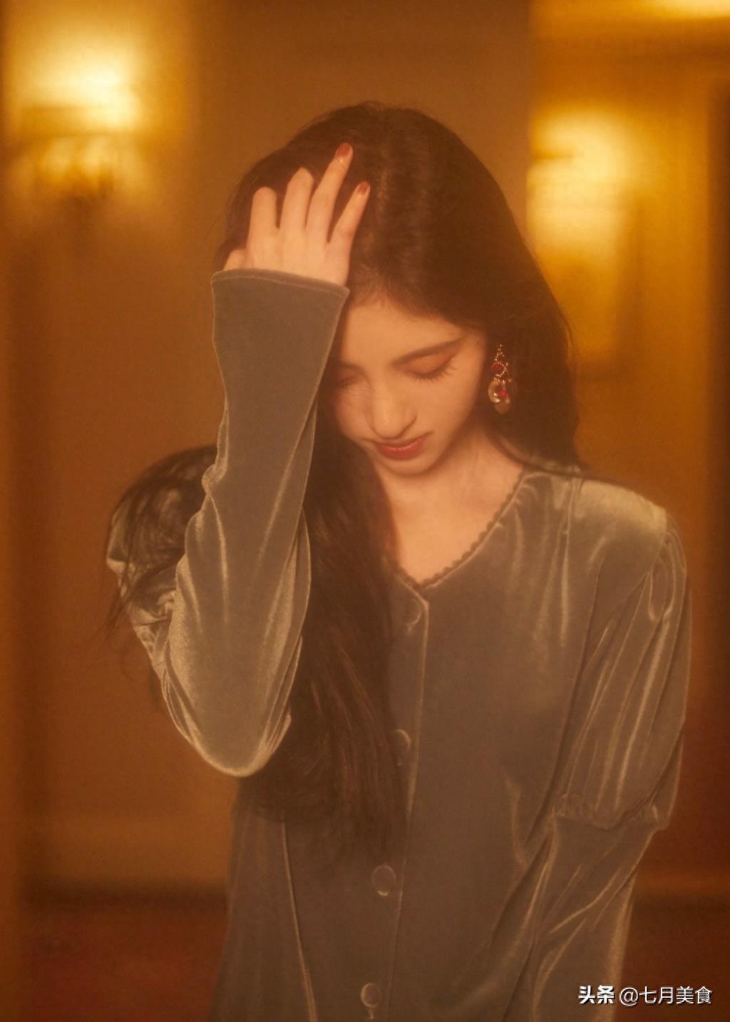 鞠婧祎朦胧光影性感写真