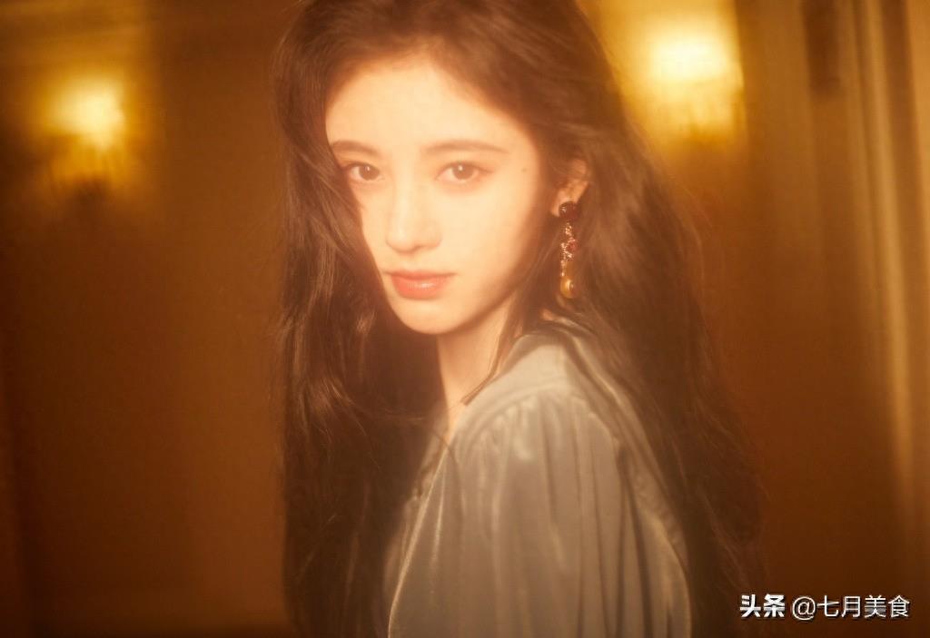 鞠婧祎朦胧光影性感写真