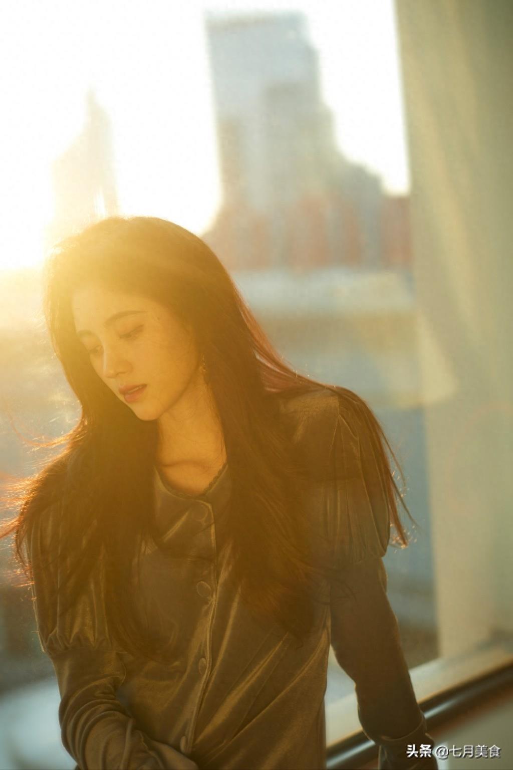 鞠婧祎朦胧光影性感写真