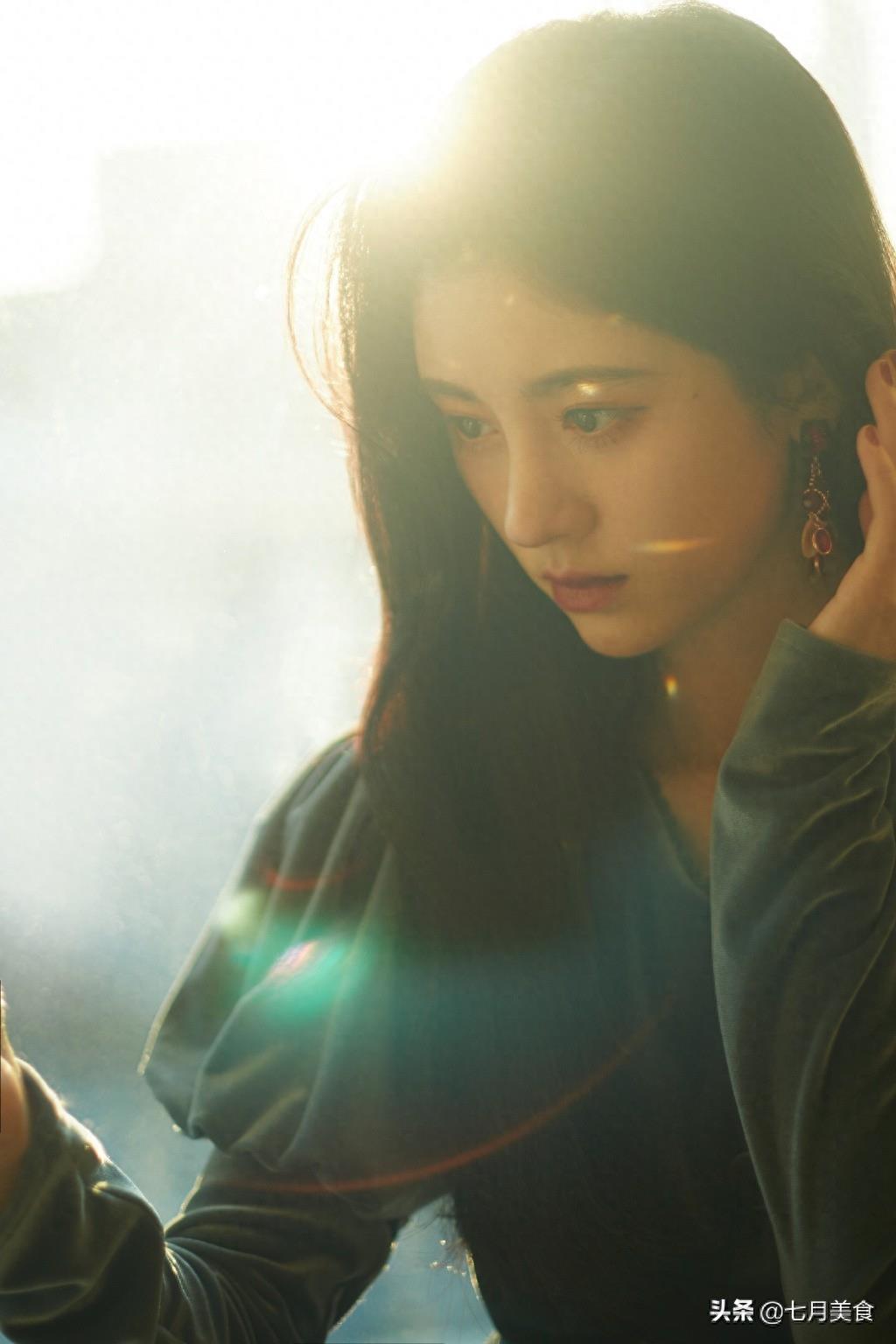 鞠婧祎朦胧光影性感写真