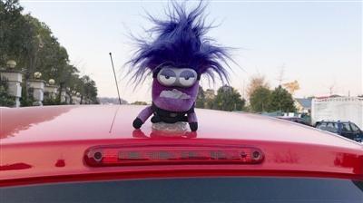 车顶摆放玩偶——违法!