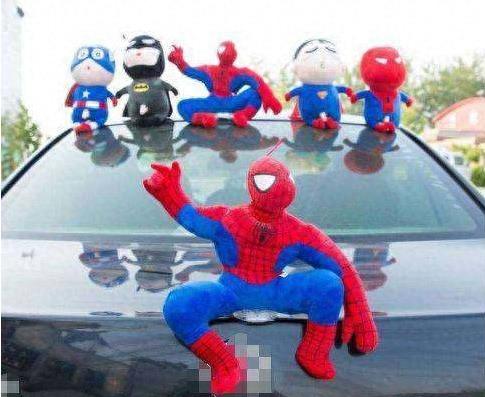 车顶摆放玩偶——违法!