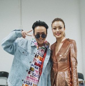 ​“你的男孩”TT剪脏辫变造型，与祖儿合照吐舌卖萌！