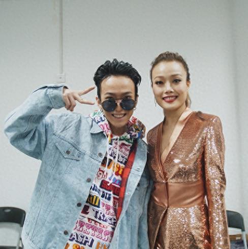 “你的男孩”TT剪脏辫变造型，与祖儿合照吐舌卖萌！