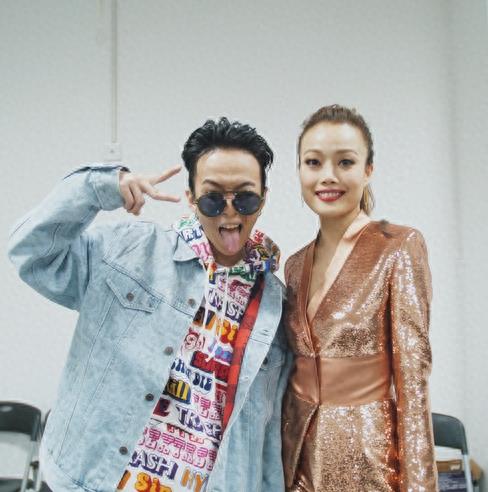 “你的男孩”TT剪脏辫变造型，与祖儿合照吐舌卖萌！