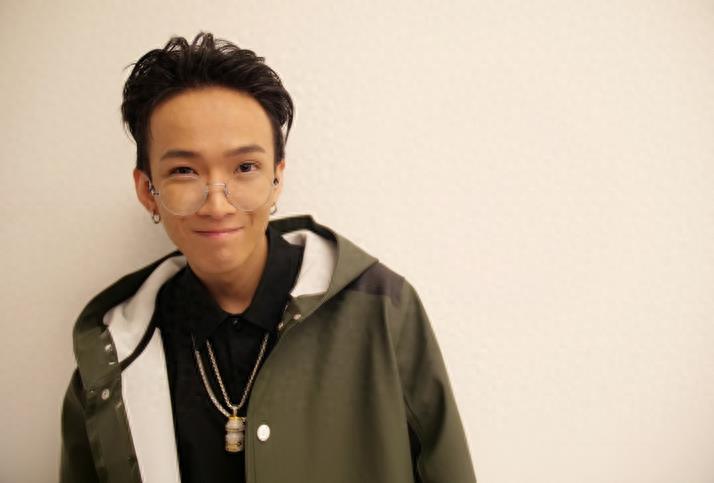 “你的男孩”TT剪脏辫变造型，与祖儿合照吐舌卖萌！